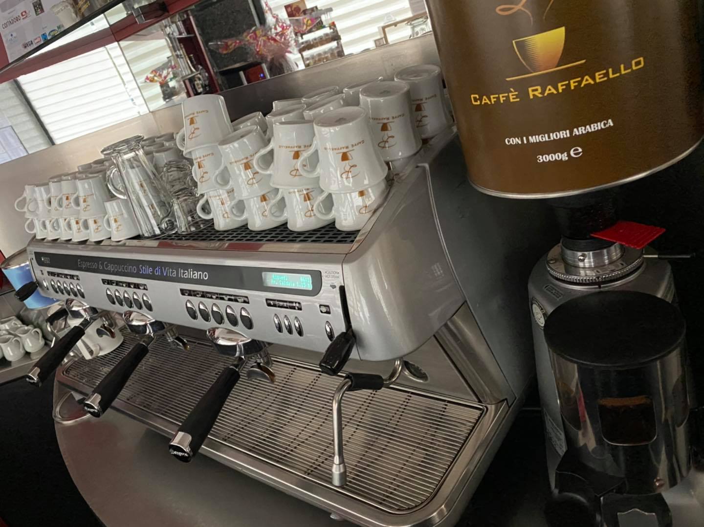 Take away al Caffè Raffaello: il bar che riparte mentre il caffè si porta via